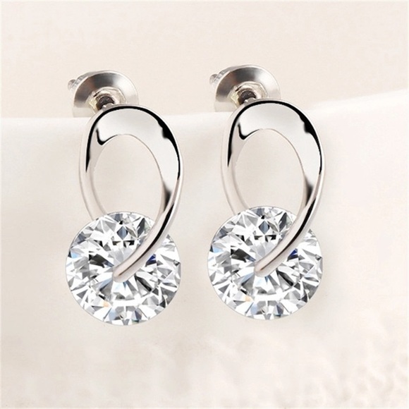 NEW!💙💎ADORABLE LITTLE CZ SWIRL STUDS!💎💙SILVERY - Picture 5 of 8